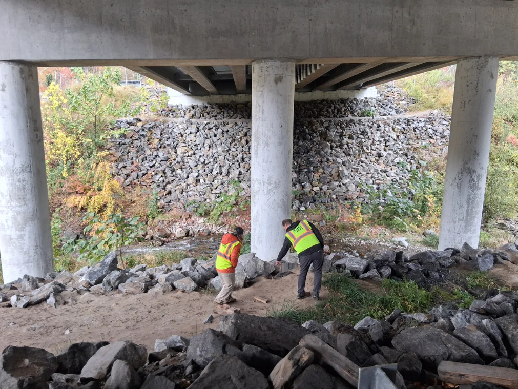 Ben Prater and Tracy Davids of Defenders of Wildlife spot animal tracks under Harmon Den Bridge.